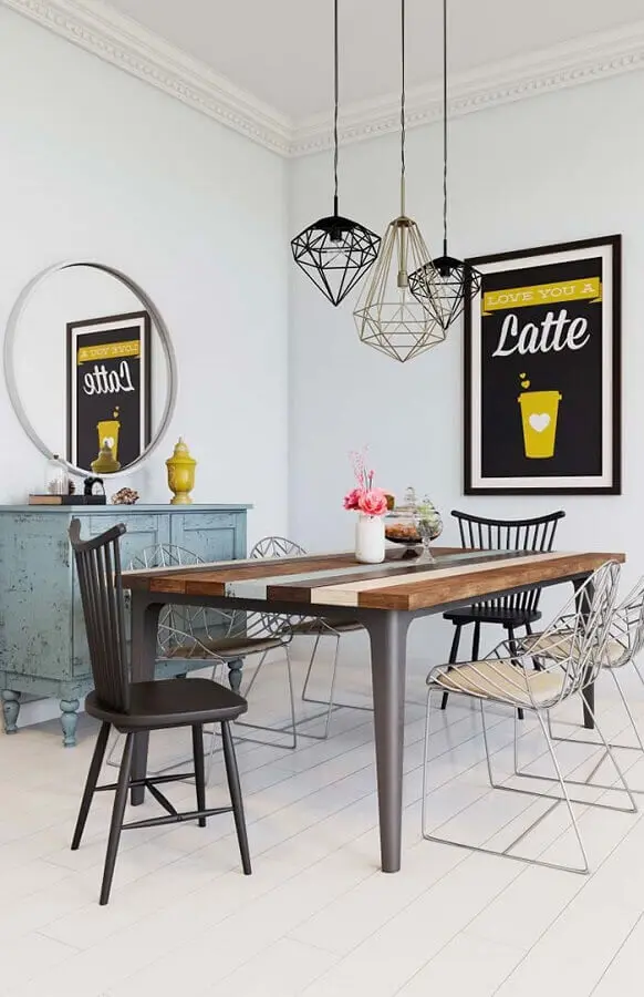 decoração simples com cadeiras diferentes para mesa de jantar Foto Pinterest
