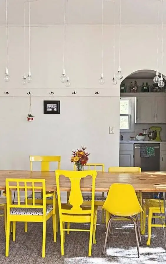 decoração simples com cadeiras diferentes para mesa de jantar de madeira Foto Pinterest