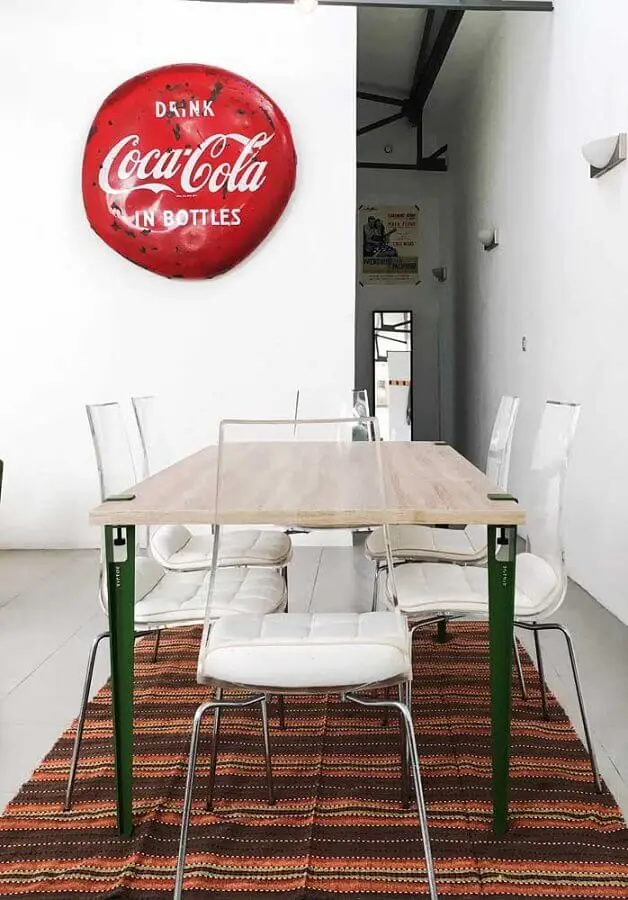 decoração simples com cadeiras transparentes para mesa de jantar Foto Andreas Móveis