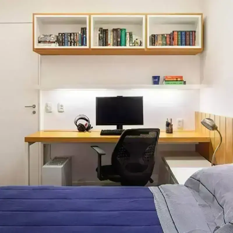 Decoração simples com cantinho home office no quarto