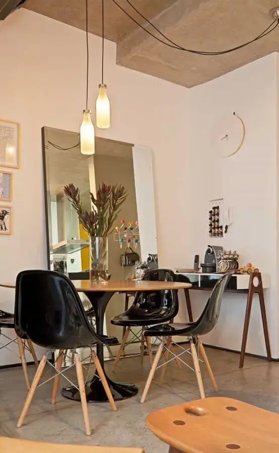 decoração simples com espelho de chão e cadeiras para mesa de jantar preta Foto Andreas Móveis