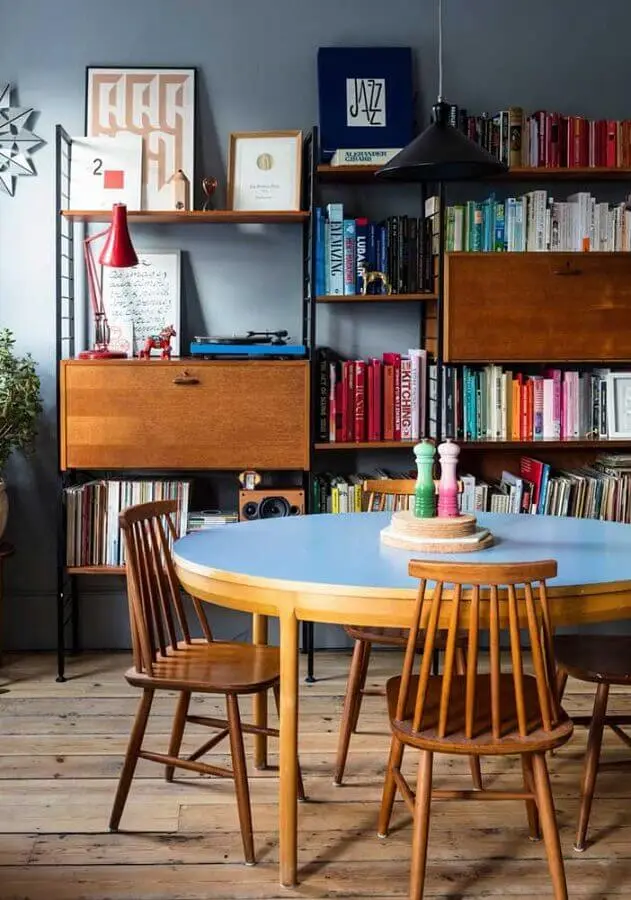decoração simples com estante para livros e cadeiras de madeira para mesa de jantar Foto Andreas Móveis