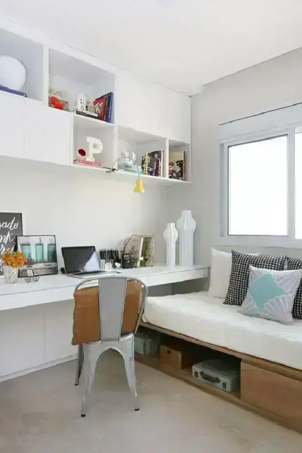 Decoração simples com home office no quarto branco planejado