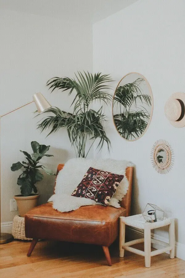 decoração simples com vasos de plantas e poltrona marrom baixa Foto Pinterest