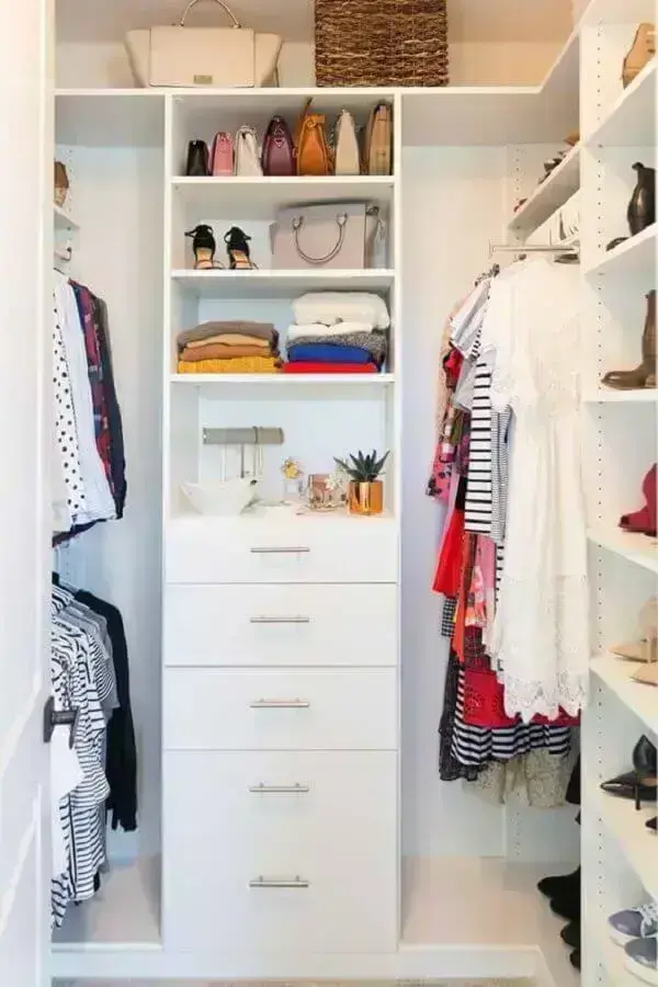 decoração simples de guarda roupa closet pequeno