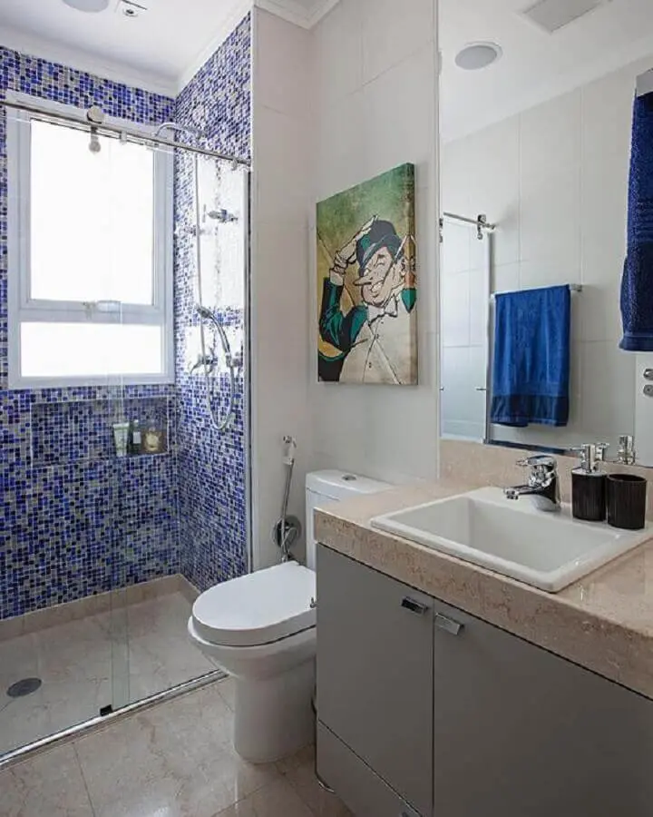 decoração simples para banheiro com pastilha azul na área do box e gabinete cinza claro Foto Jeito de Casa