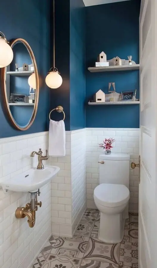decoração simples para banheiro pequeno azul e branco Foto Jeito de Casa