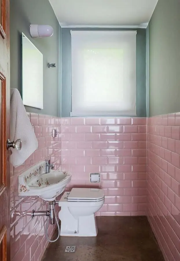 decoração simples para banheiro social com azulejo cor de rosa Foto Pinterest