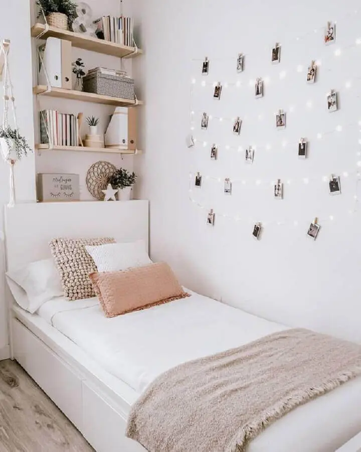 Decoração simples para quarto pequeno feminino com painel de fotos