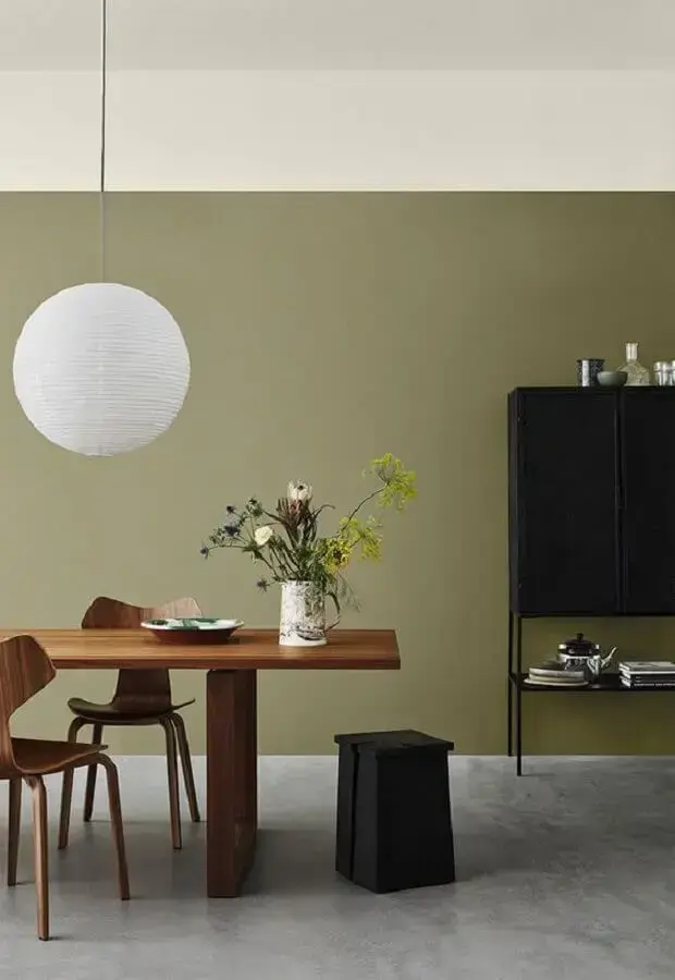 decoração simples para sala de jantar com parede verde oliva Foto Pinterest