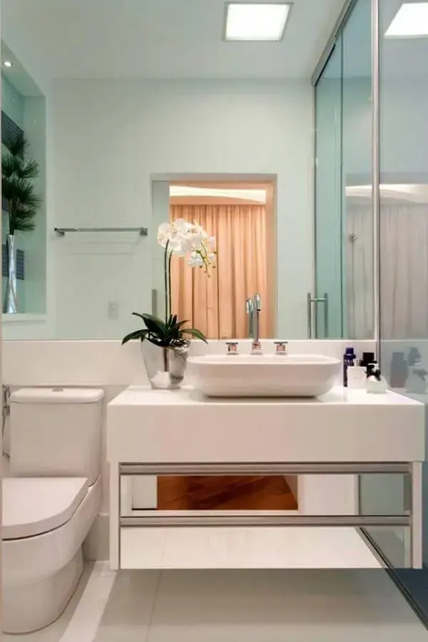 Decoração sofisticada com armário de banheiro planejado pequeno com gavetas espelhadas