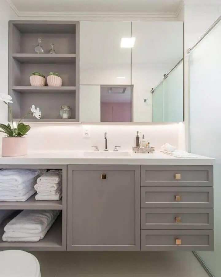 Decoração sofisticada com espelheira para banheiro cinza 