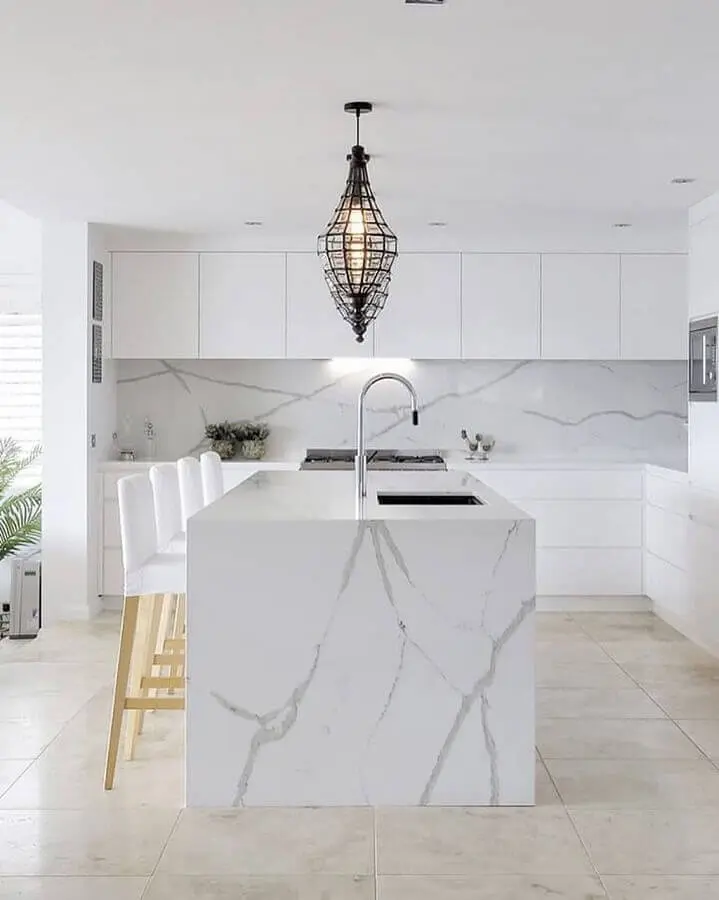 decoração sofisticada para cozinha branca com ilha gourmet de mármore Foto Vadara Quartz Surfaces