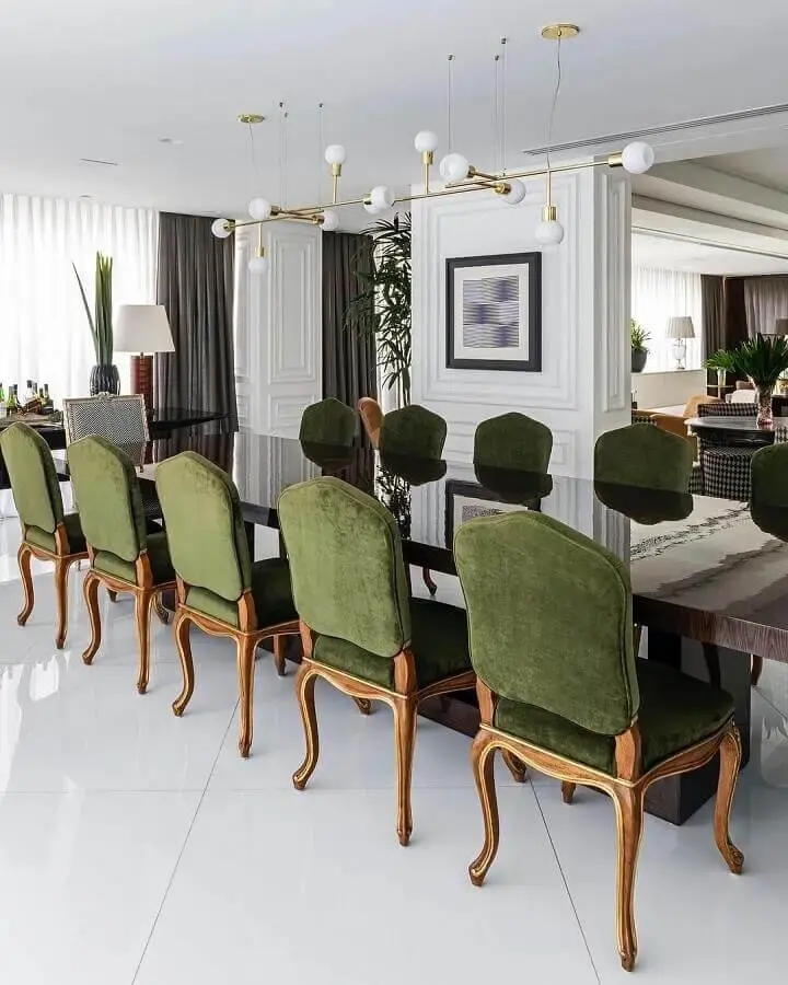 decoração sofisticada para sala de jantar com cadeiras estofadas com tecido verde oliva Foto Maurício Karam Arquitetura