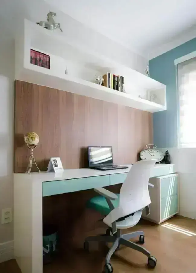 Escrivaninha planejada para decoração de home office no quarto