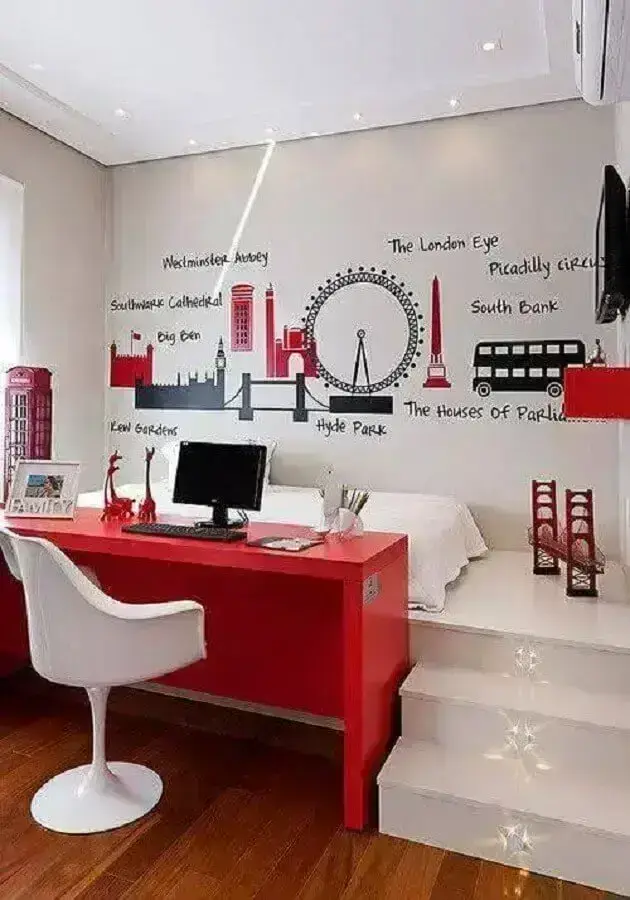 Escrivaninha vermelha para decoração de home office no quarto branco planejado