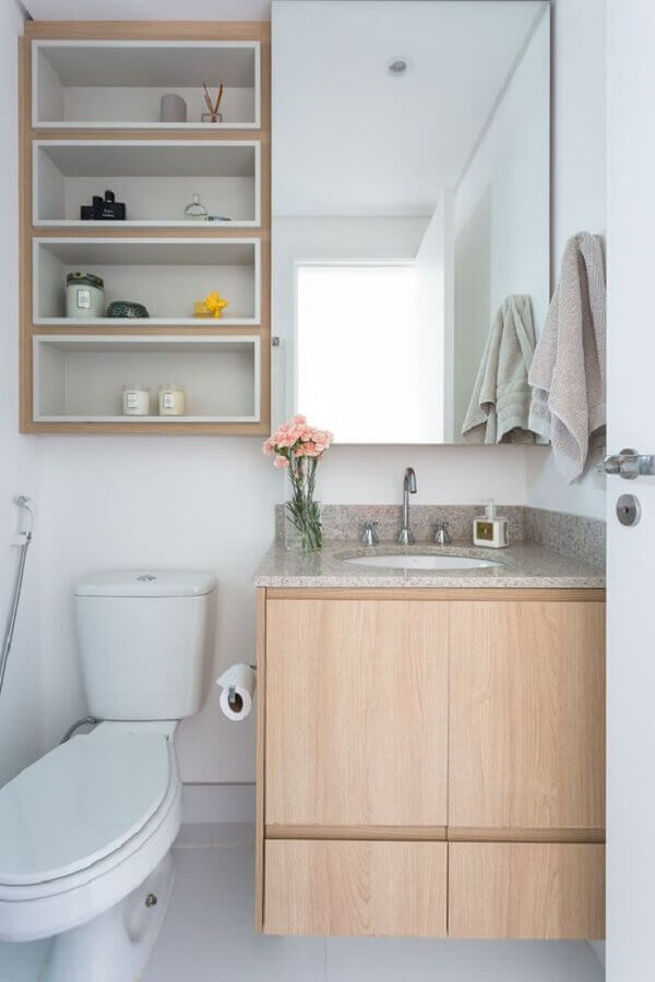 Espelheira com nichos para banheiro pequeno decorado com gabinete de madeira