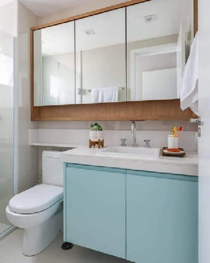 espelheira de madeira para decoração de banheiro azul pastel e branco Foto Jeito de Casa