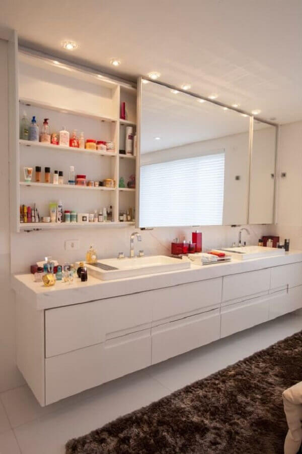 Espelheira grande para banheiro branco sofisticado decorado com tapete felpudo
