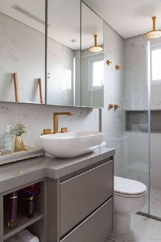 Espelheira grande para banheiro cinza moderno decorado com detalhes em dourado