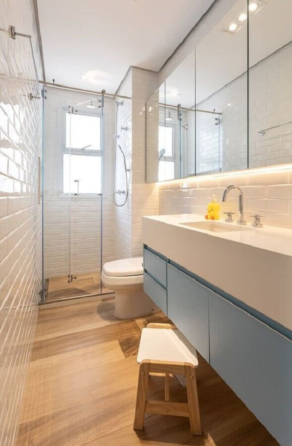Espelheira grande para banheiro pequeno decorado com gabinete suspenso azul claro