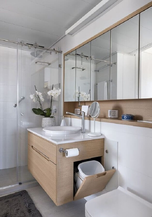 Espelheira grande para banheiro planejado em cores neutras