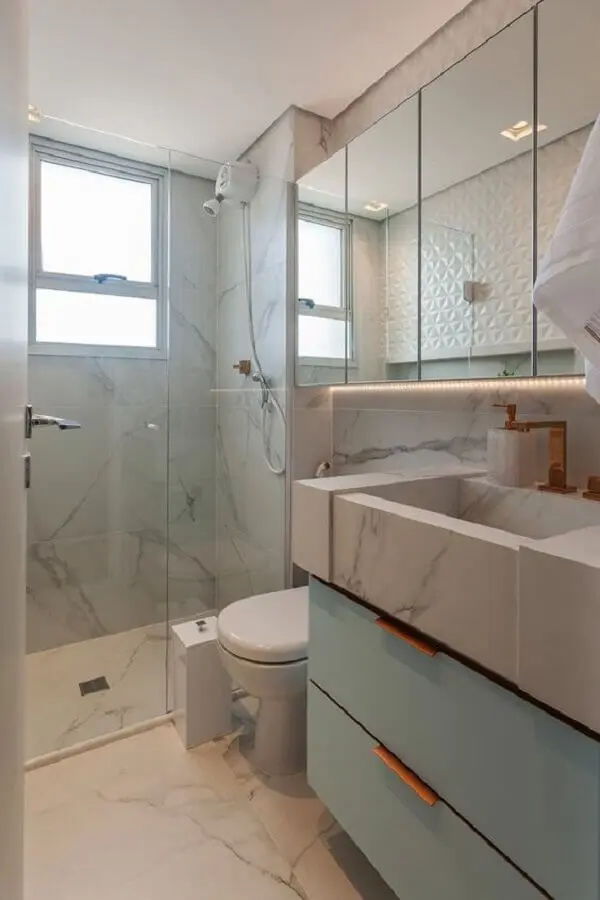 Espelheira para banheiro pequeno decorado com bancada de mármore e gabinete azul 