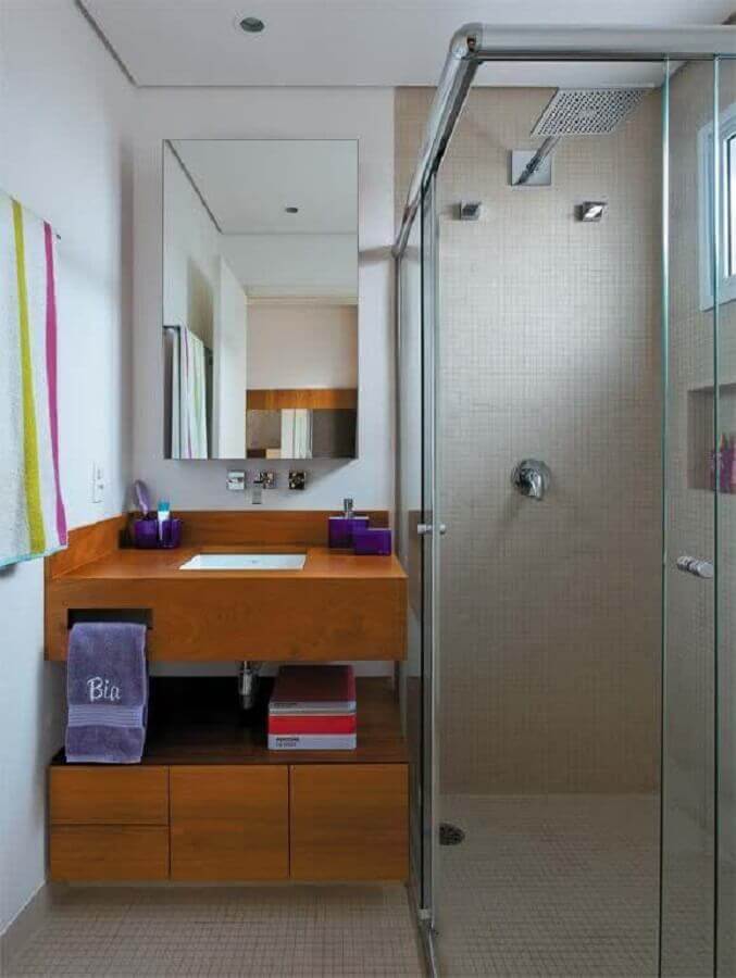 Espelheira para banheiro pequeno decorado com gabinete de madeira planejado