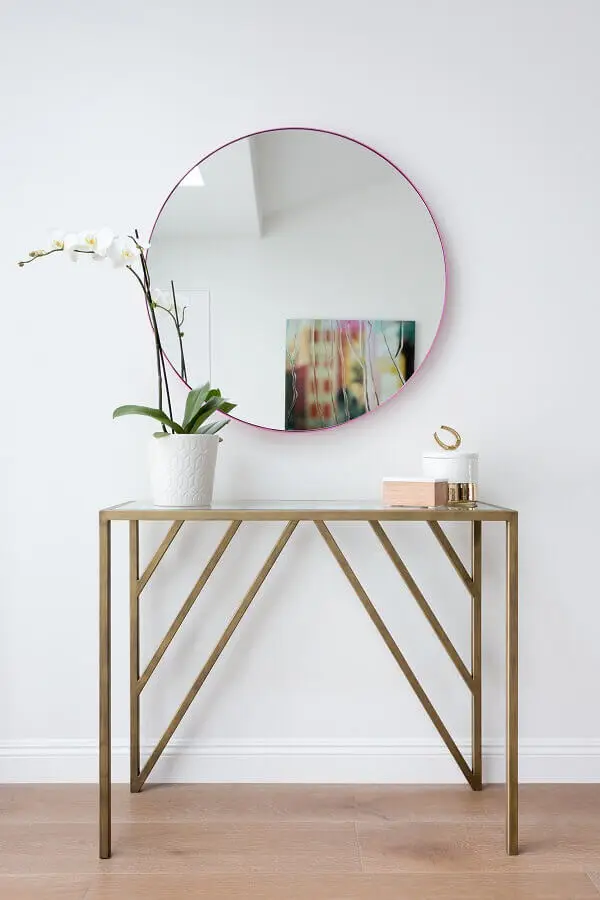 Espelho com aparador minimalista para decoração de corredor