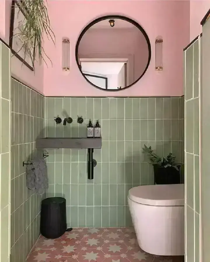 Espelho redondo para decoração com azulejo de banheiro verde e rosa