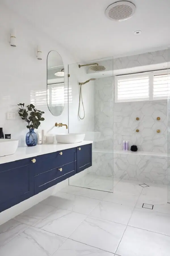 gabinete suspenso para decoração de banheiro azul marinho e branco Foto TLC Interiors