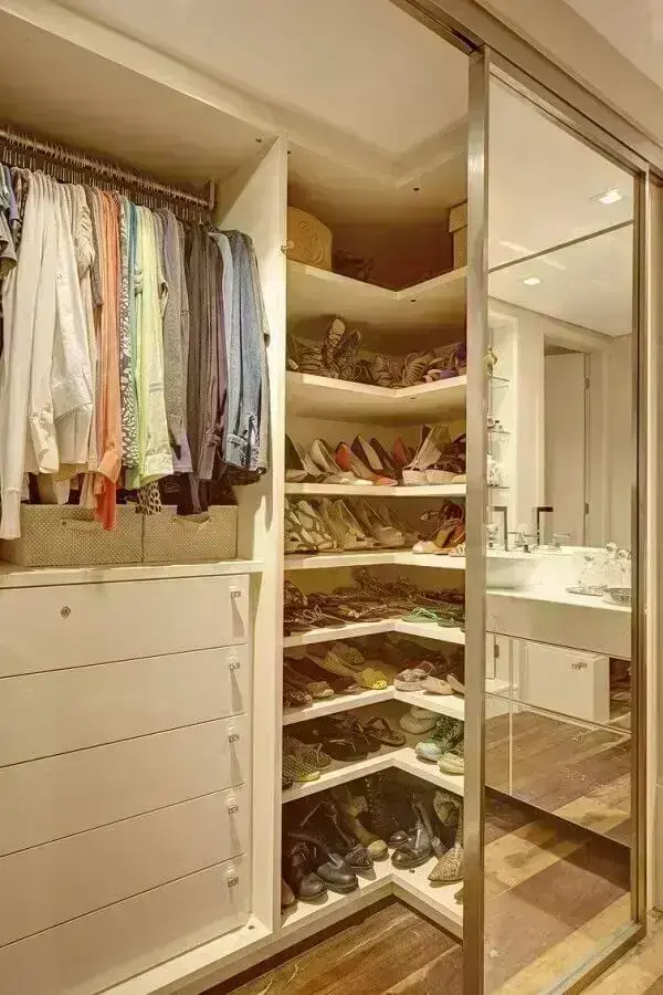 Guarda roupa closet pequeno de canto decorado com porta espelhada