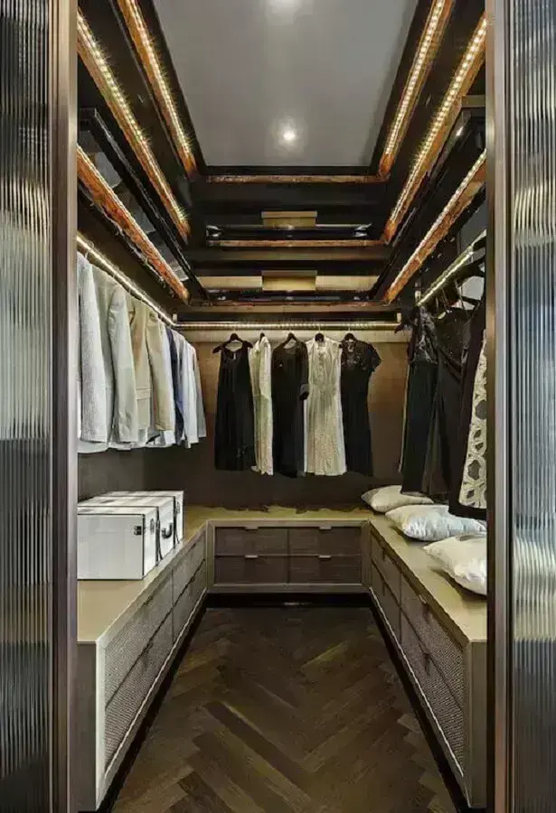 Guarda roupa tipo closet decorado com móveis de madeira