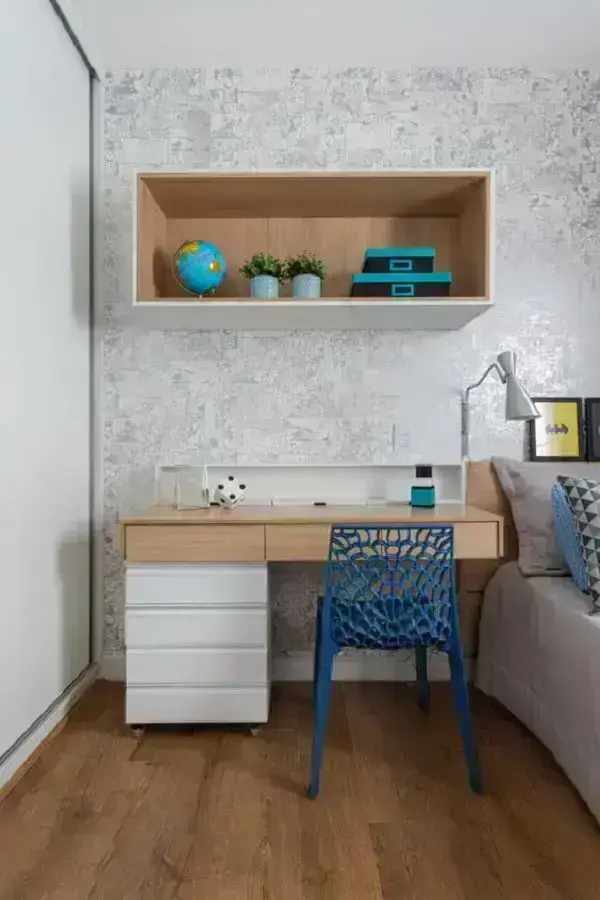 Home office no quarto de casal decorado com nicho de madeira e papel de parede cinza
