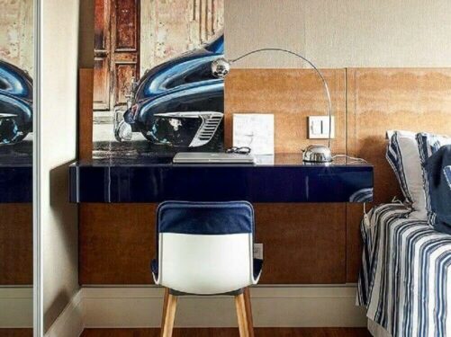Home office no quarto decorado com escrivaninha suspensa azul