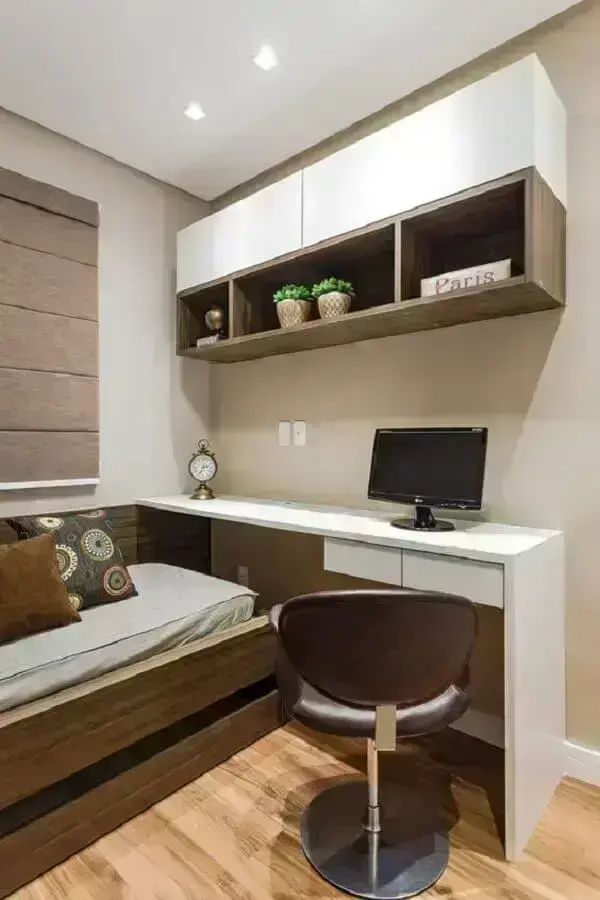 Home office no quarto pequeno com decoração simples