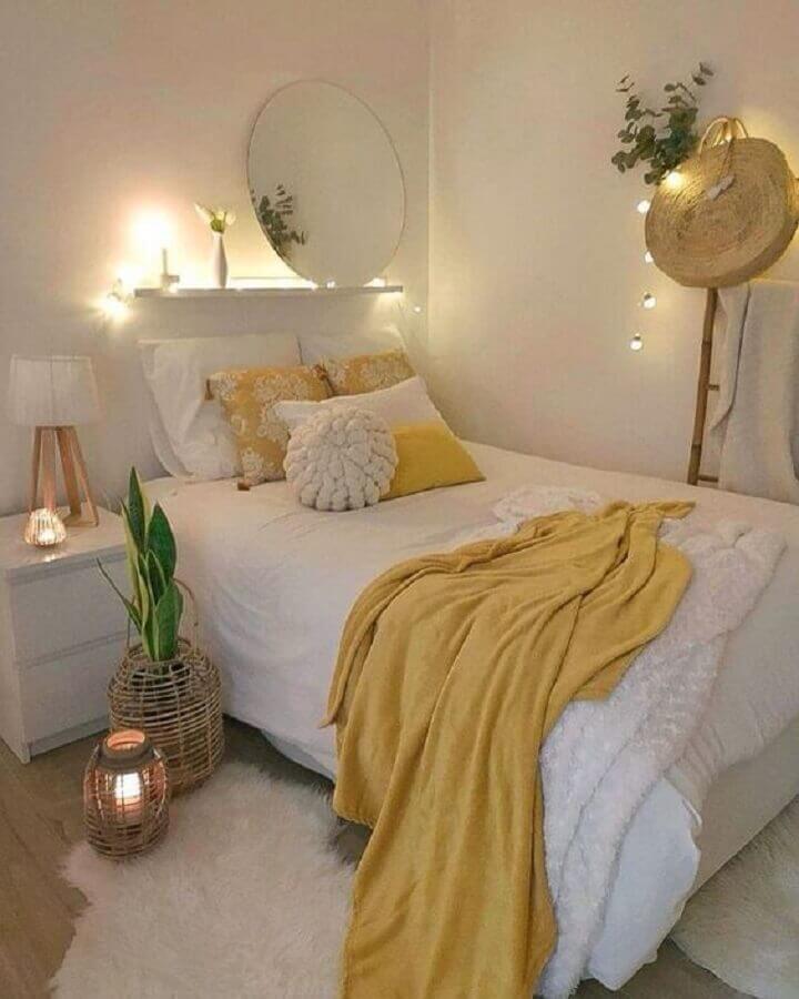 Ideias de quarto feminino pequeno e simples decorado todo branco com detalhes em amarelo