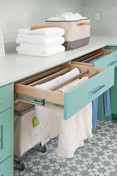 Faça o projeto da lavanderia com gavetas e armários práticos