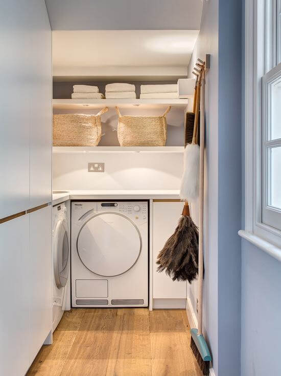 Lavanderia simples com móveis planejados