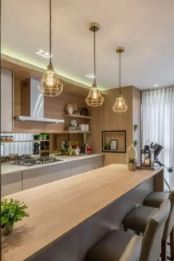 Luminária moderna aramada para decoração de cozinha amadeirada