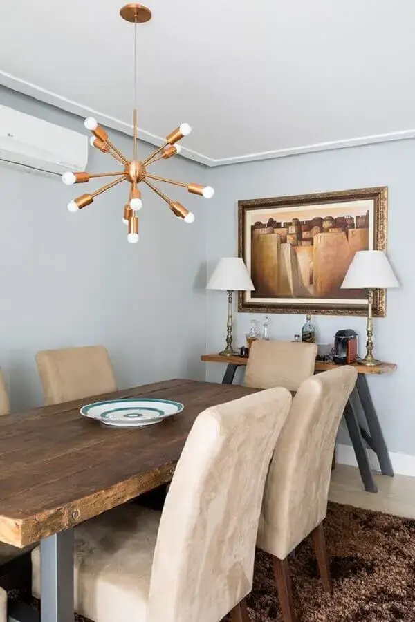 Luminária moderna cobre para decoração de sala de jantar com mesa rústica de madeira