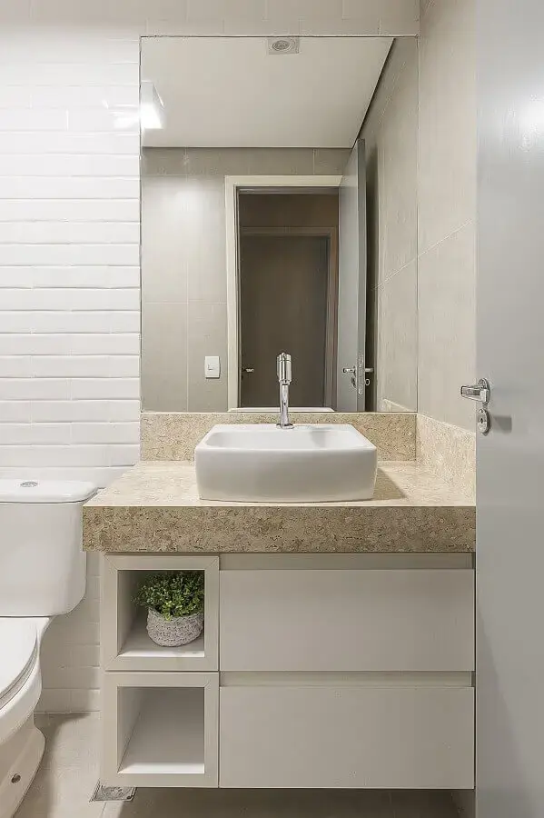 Modelo de armário para banheiro pequeno com cuba