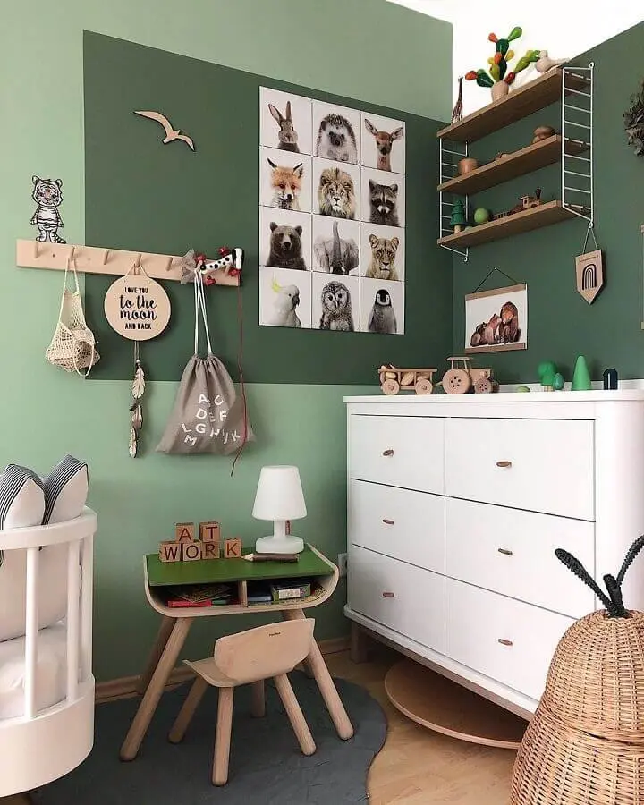 Paleta de cores verde para quarto infantil decorado com cômoda branca