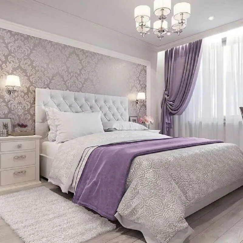 Papel de parede clássico e cabeceira branca capitonê para decoração de quarto de casal