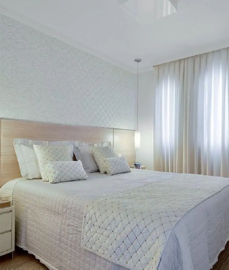 Papel de parede delicado para decoração de quarto de casal simples com cabeceira de madeira