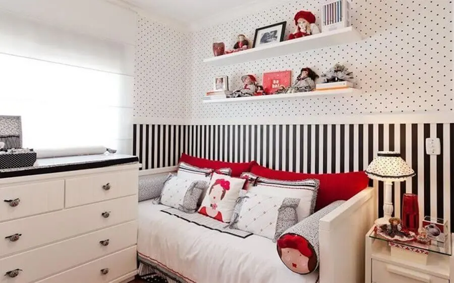 Papel de parede para decoração de quarto feminino pequeno branco e preto com detalhes em vermelho