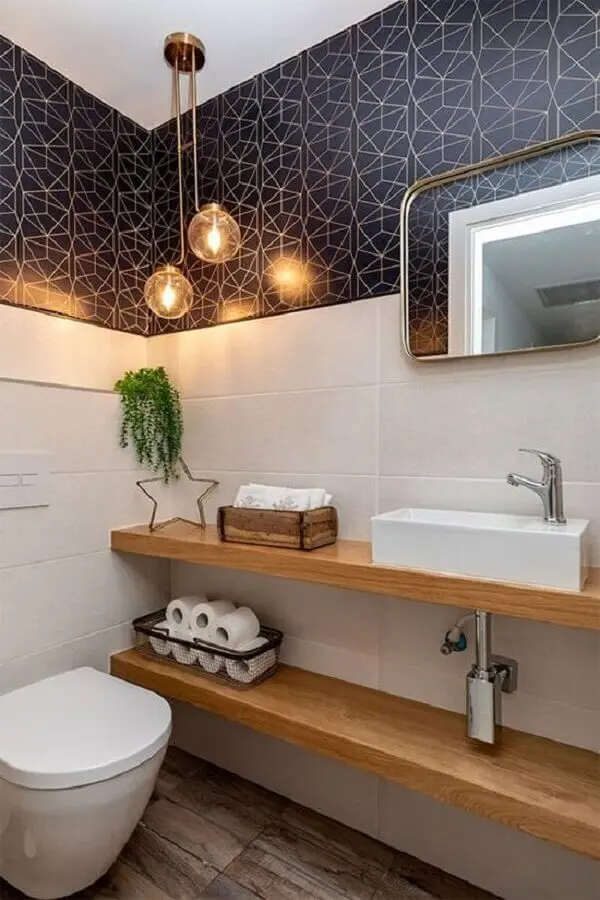 papel de parede preto para decoração de banheiro social com bancada de madeira Foto Histórias de Casa