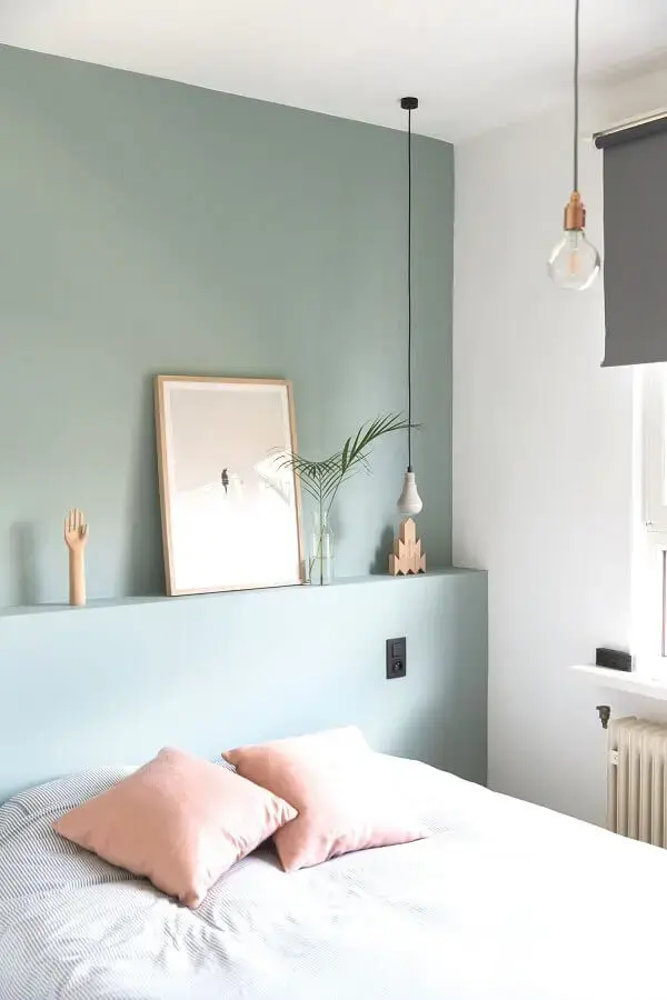 Parede cor verde claro para quarto de casal minimalista