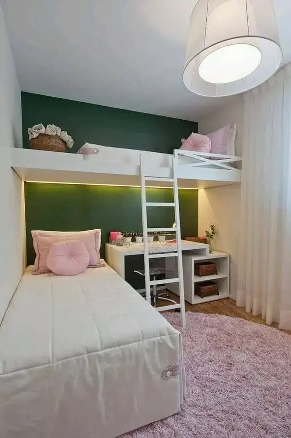 Parede cor verde escuro para decoração de quarto planejado com cama suspensa e decorado com tapete rosa redondo