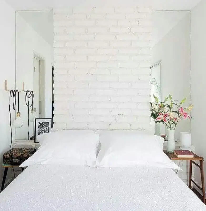 Parede tijolinho branca para decoração de quarto de casal simples e pequeno